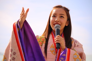 板野友美、ひな祭り衣装で新曲発売記念イベントに登場! 画像
