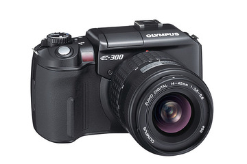 オリンパス、普及価格帯デジタル一眼レフ「E-300」の発売日決定 画像