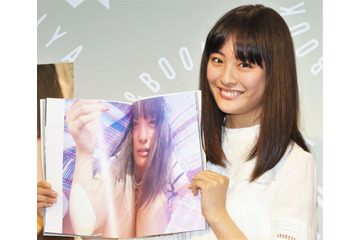 大友花恋、2nd写真集で貴重な水着姿や“ラスト制服”姿を公開! 画像