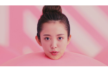 夏菜、ピンクの風船姿で登場!割れると中から美しいボディラインも 画像
