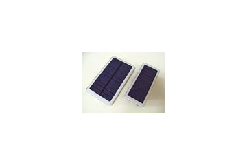いざというときは太陽で充電！　ソーラーパネル搭載のモバイルバッテリ 画像