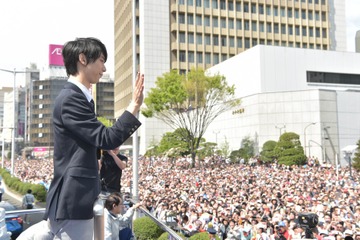 羽生結弦選手の祝賀パレードが開催!ファンに手をふって応える 画像