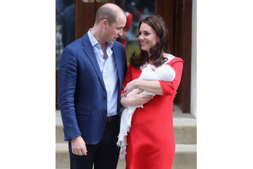 ウィリアム王子とキャサリン妃、第三子とともに病院前に登場 画像