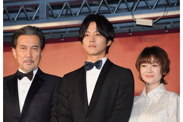 松坂桃李の登場に銀座騒然! 役所広司・真木よう子ら豪華12名が正装で舞台挨拶 画像