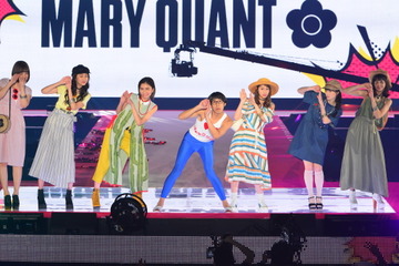 ひょっこりはん、6人のモデルとひょっこりポーズ……『GirlsAward 2018』 画像