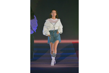 Niki、ミニスカ衣装でランウェイをさっそうと……『GirlsAward 2018』 画像