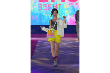 滝沢カレン、GirlsAwardで美脚披露！モデル人生で初のトップバッターも!? 画像