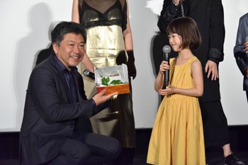 是枝監督、佐々木みゆからのお手製パルム・ドール像のプレゼントに感激 画像