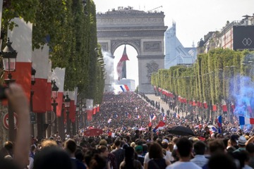 フランス代表、シャンゼリゼ通りで優勝パレード！驚きの人ごみ 画像