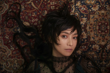 鬼束ちひろ、炎に包まれながら歌唱！ニューシングル「ヒナギク」MVが解禁 画像