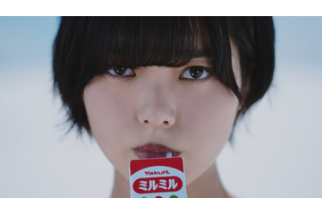 欅坂46・平手友梨奈、新CMで力強い視線 画像
