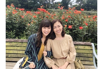 石川恋、中山美穂との仲睦まじい“母娘ショット”公開! 画像