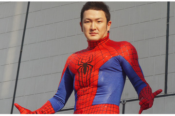 中村獅童、スパイダーマンのコスプレで夜、犬の散歩をしていた! 画像