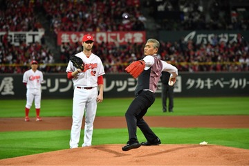 吉川晃司、『下町ロケット』財前部長スタイルで始球式 画像