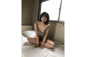 岸明日香、プライベート感あふれる谷間ショットを公開! 画像