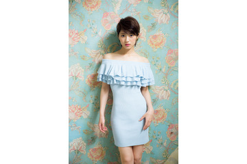 乃木坂46・若月佑美、グラビアで大人の色気を披露! 画像