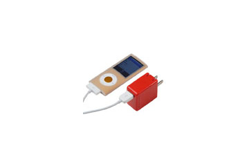 実売1,880円、最新iPod対応のシリコンジャケット+保護フィルム+ミニサイズUSB-ACアダプタの3点セット 画像