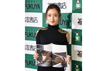 梅田彩佳「お尻をいっぱい見せようと思った」、1st写真集でオトナSEXYな熟成ボディを大胆露出 画像