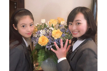 福原遥、今田美桜との制服オフショットを公開! 画像