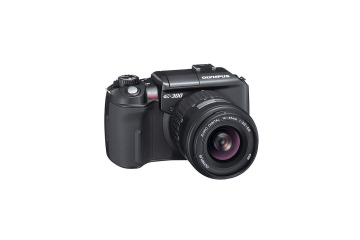 オリンパス、普及価格帯デジタル一眼レフ「E-300」の単体販売を05年1月下旬に前倒し 画像