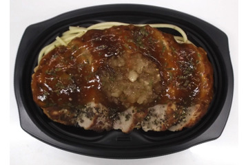 ファミマのお母さん食堂から新商品「和風ハンバーグ」「カニ風味サラダ」登場 画像