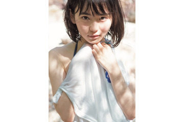 山田杏奈、ファースト写真集で瑞々しい水着姿を披露! 画像