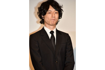 坂口健太郎、私生活で黒い水泳帽…モデル仲間が目撃「血迷ってる」 画像