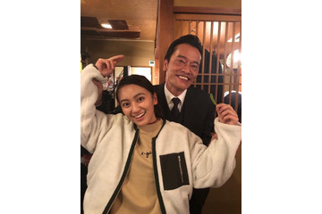 岡田結実、“妖精のおじさん”遠藤憲一との仲良しオフショット公開! 画像
