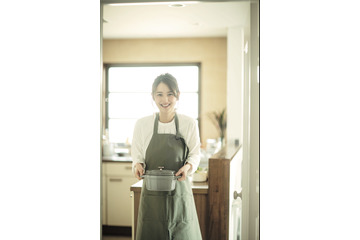 【昨日のエンタメニュース】佐々木希の書籍が発売／日向坂46のデビューシングル『キュン』MV公開 画像