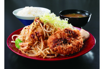 ガッツリ食べたいときに!「かつや」からたっぷり野菜とニンニク醤油ダレを使った新商品 画像