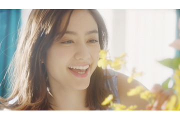 キャミソール姿もセクシー！谷まりあ、新CMで美肌アピール 画像
