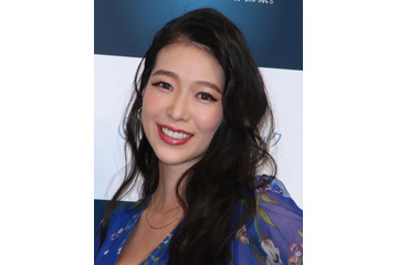 左手では愛娘を抱っこ!?紅蘭のハイレグレオタード姿がシュール&セクシー 画像