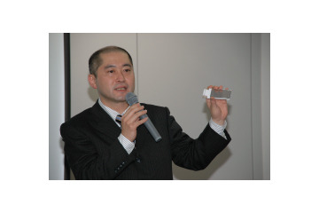AirH”の256kbpsサービスは05年2月から。新端末も披露 画像