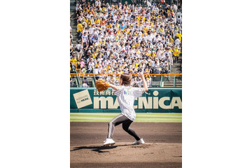 足立佳奈、自身二度目の始球式は見事ストライク 画像