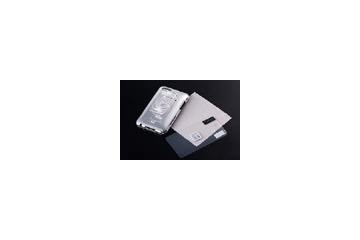 実売1,980円のiPod touch用クリスタルケース、スタンドに早代わりするベルトクリップ付き 画像