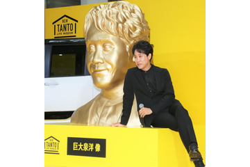 大泉洋、自身の“顔”が巨大化したオブジェに大喜び!「再現度が素晴らしい」 画像