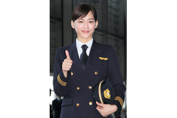 綾瀬はるか、パイロットの制服姿を披露！ANA特別塗装機にワクワク 画像