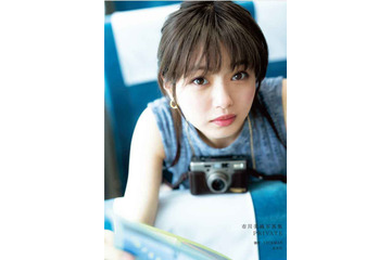 【昨日のエンタメニュース】市川美織、1st写真集発売/欅坂・平手、歌唱中に笑顔 画像