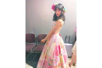 大友花恋のカラフルな花柄ドレス姿にファン注目! 画像
