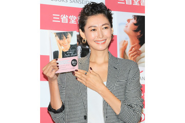 田丸麻紀、“着こなしコーデ”ブックが発売!41歳を迎え「大事な人や物を大切にしたい」 画像