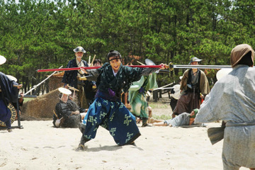 高橋一生、星野源主演作で“巨大な槍”を振り回す迫力の立ち回りを披露！ 画像