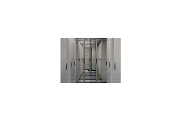 NTTデータ、データセンターの空調効率を改善する「免震装置一体型アイルキャッピング」 画像