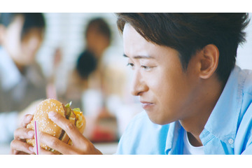 大野智、マック新CMに登場！ビッグマックを口いっぱいに頬張る 画像