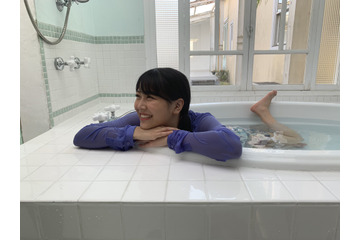 MNB48白間美瑠、洋服のままバスタブへ!セクシーショット公開 画像