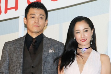 小栗旬、沢尻エリカとのベッドシーンで照れて胸触れず…「役者として反省」 画像