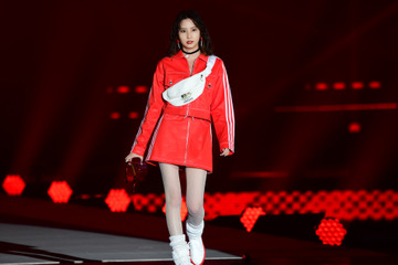 【GirlsAward 2019】河北麻友子、網タイツ＆ルーズソックス姿で投げキッス 画像