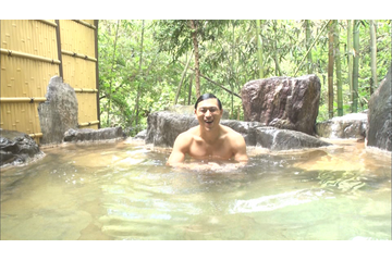 オードリー・春日、入浴シーンで自慢の肉体披露 画像