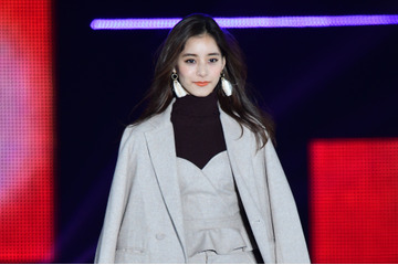 【GirlsAward 2019】新木優子、大人っぽいグレーコーデで登場 画像