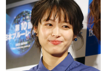 清野菜名、見事なうどんの食べっぷり!満足げな表情も 画像