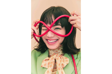 小松菜奈、『ViVi』で初のソロ表紙に挑戦!秋らしい着こなし披露 画像